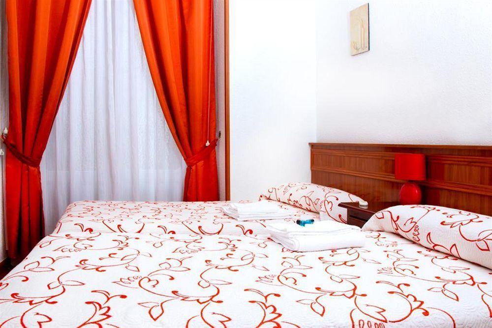Hostal Condestable Madrid Exterior photo